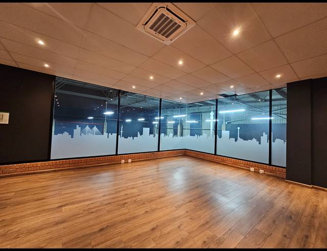 530M² WAREHOUSE TO LET IN LONGLAKE